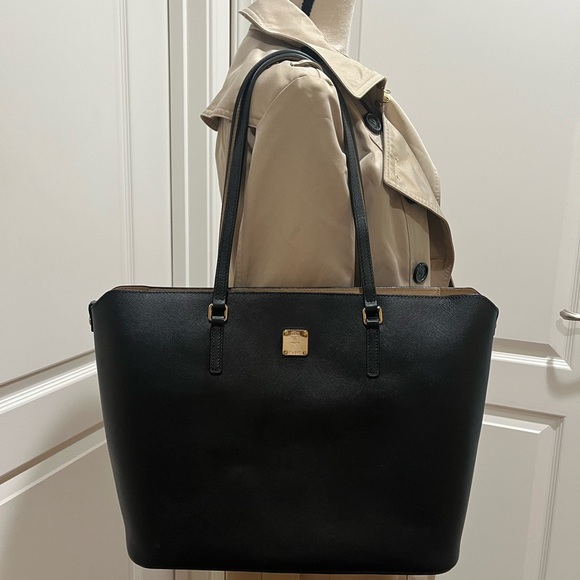 MCM BLACK SAFFIANO LEATHER TOTE WITH POUCH - Picture 15 of 16